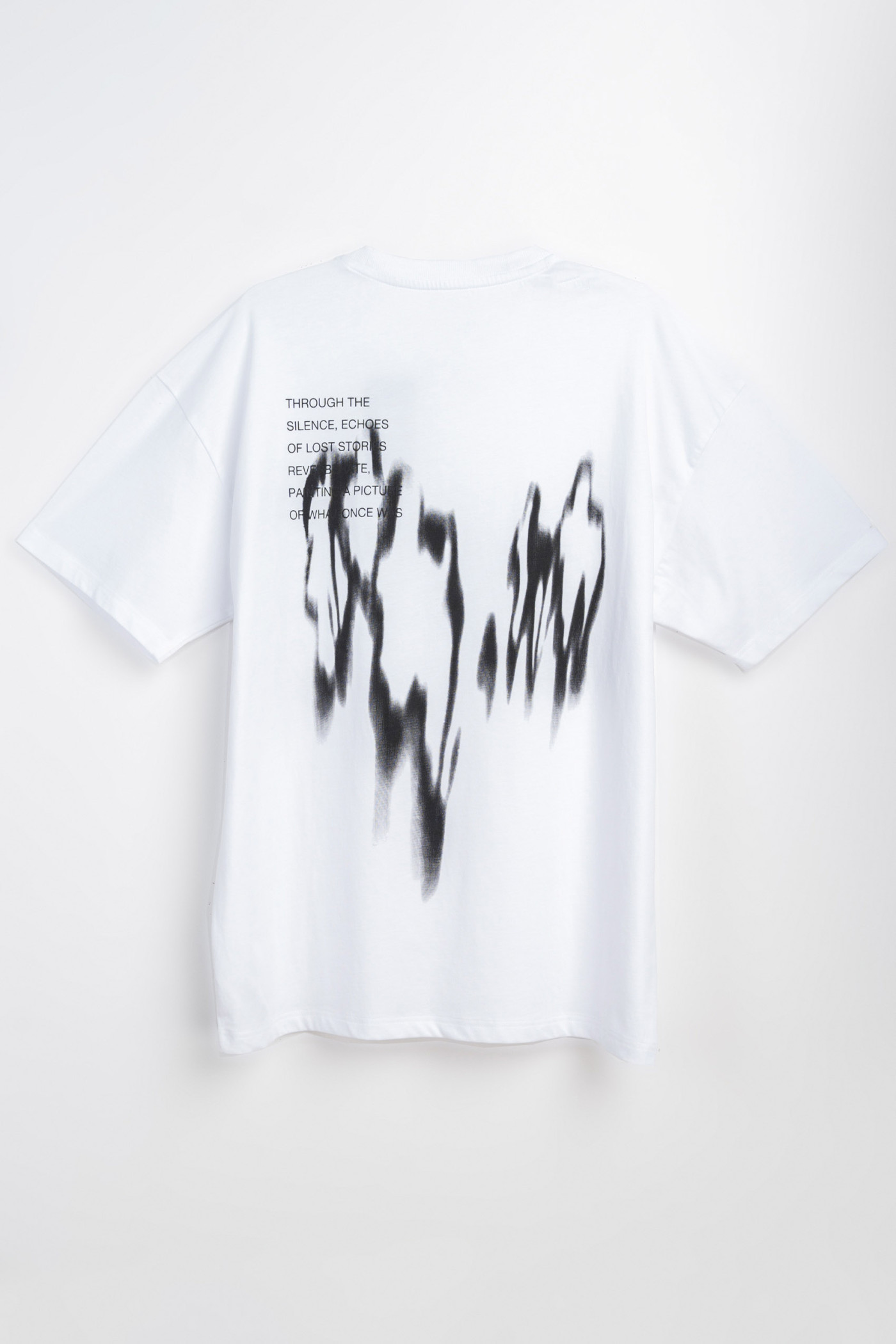 Biały t-shirt z autorską grafiką w kontrastowym kolorze z tyłu