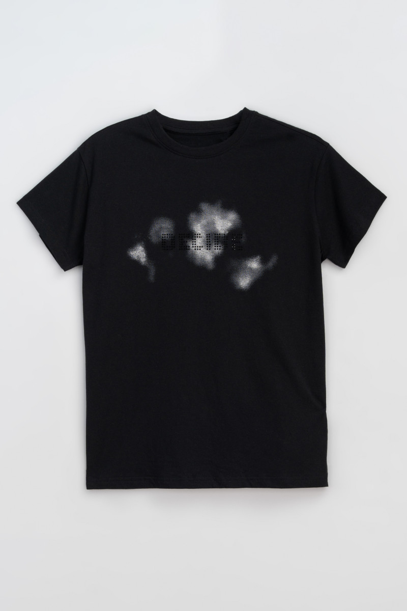 Czarny t-shirt z autorską grafika z przodu