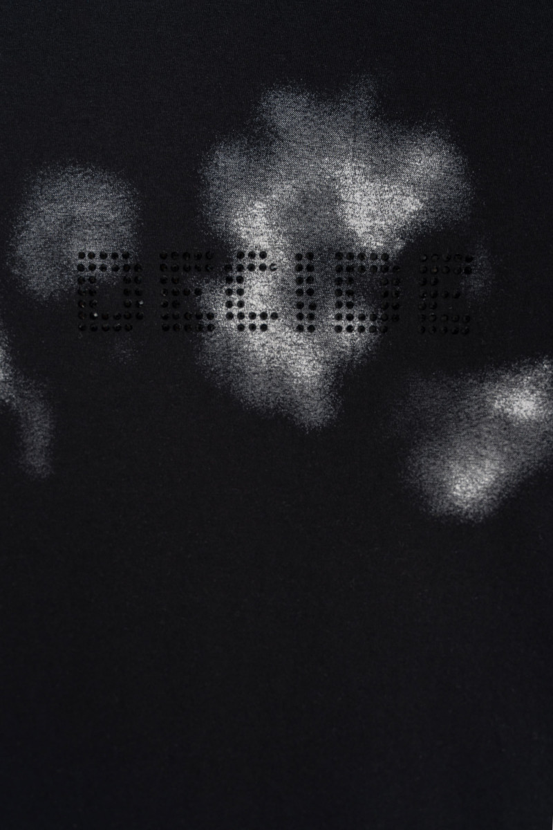 Czarny t-shirt z autorską grafika z przodu