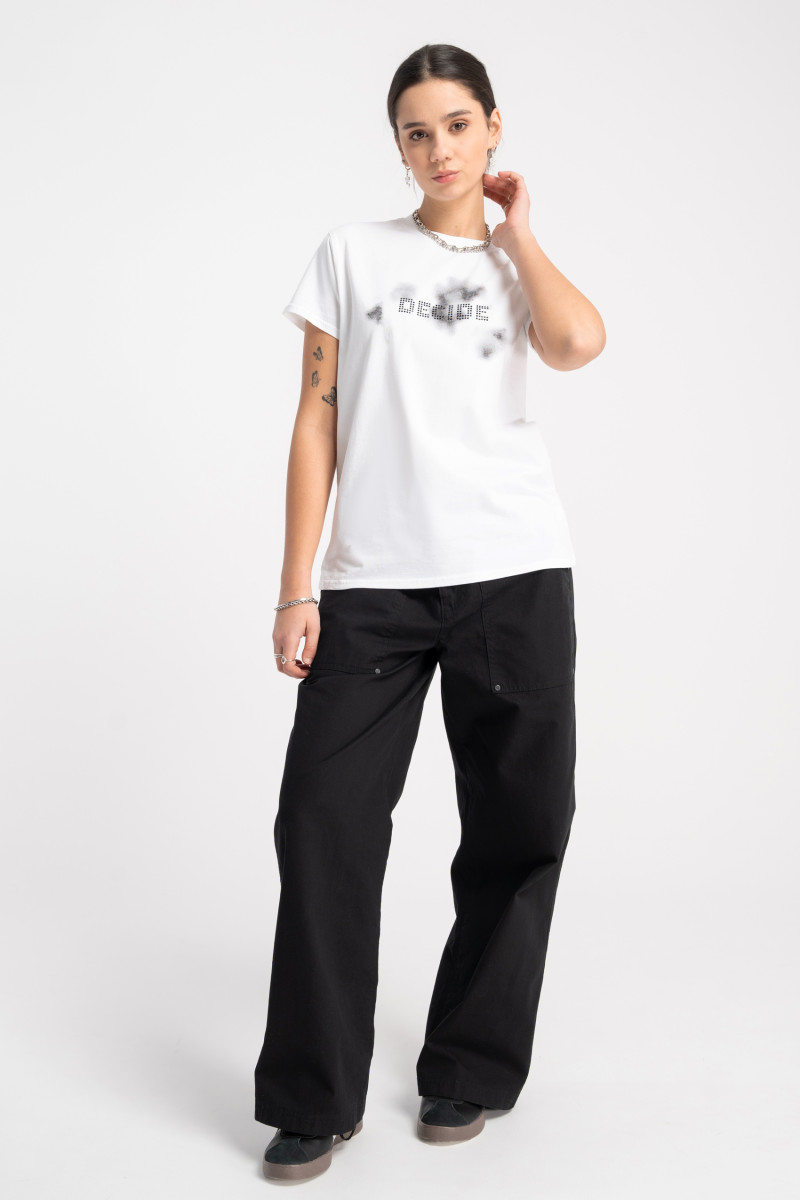 Biały t-shirt z autorską grafika z przodu