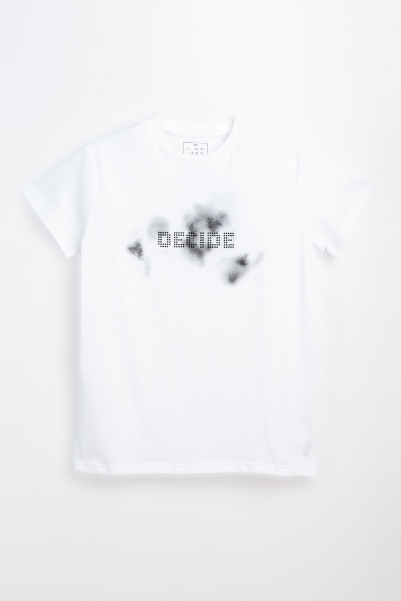 Biały t-shirt z autorską grafika z przodu