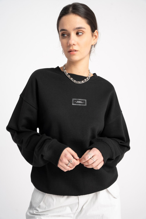 Czarna bluza bez kaptura z minimalistyczną naszywką z przodu