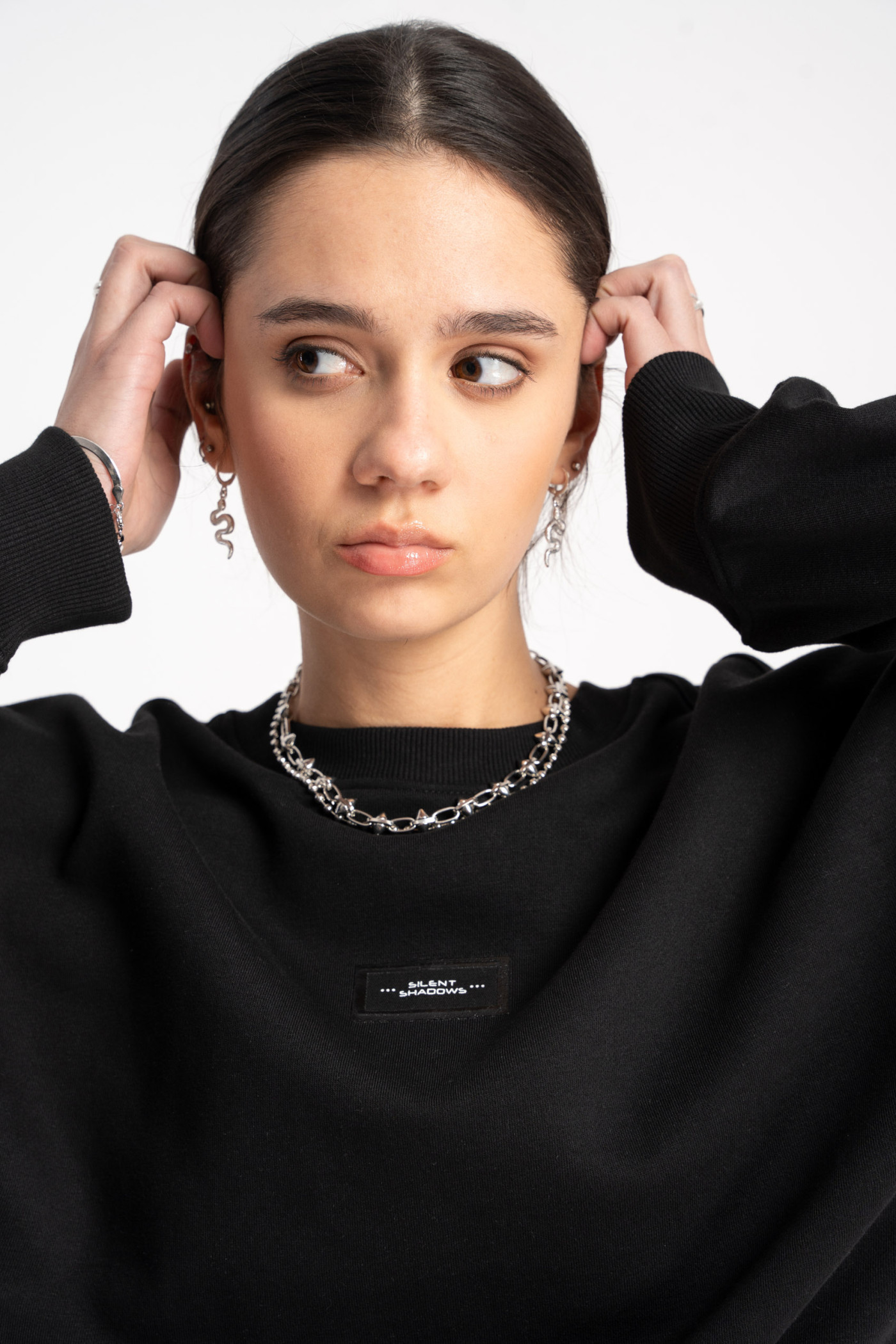 Czarna bluza bez kaptura z minimalistyczną naszywką z przodu