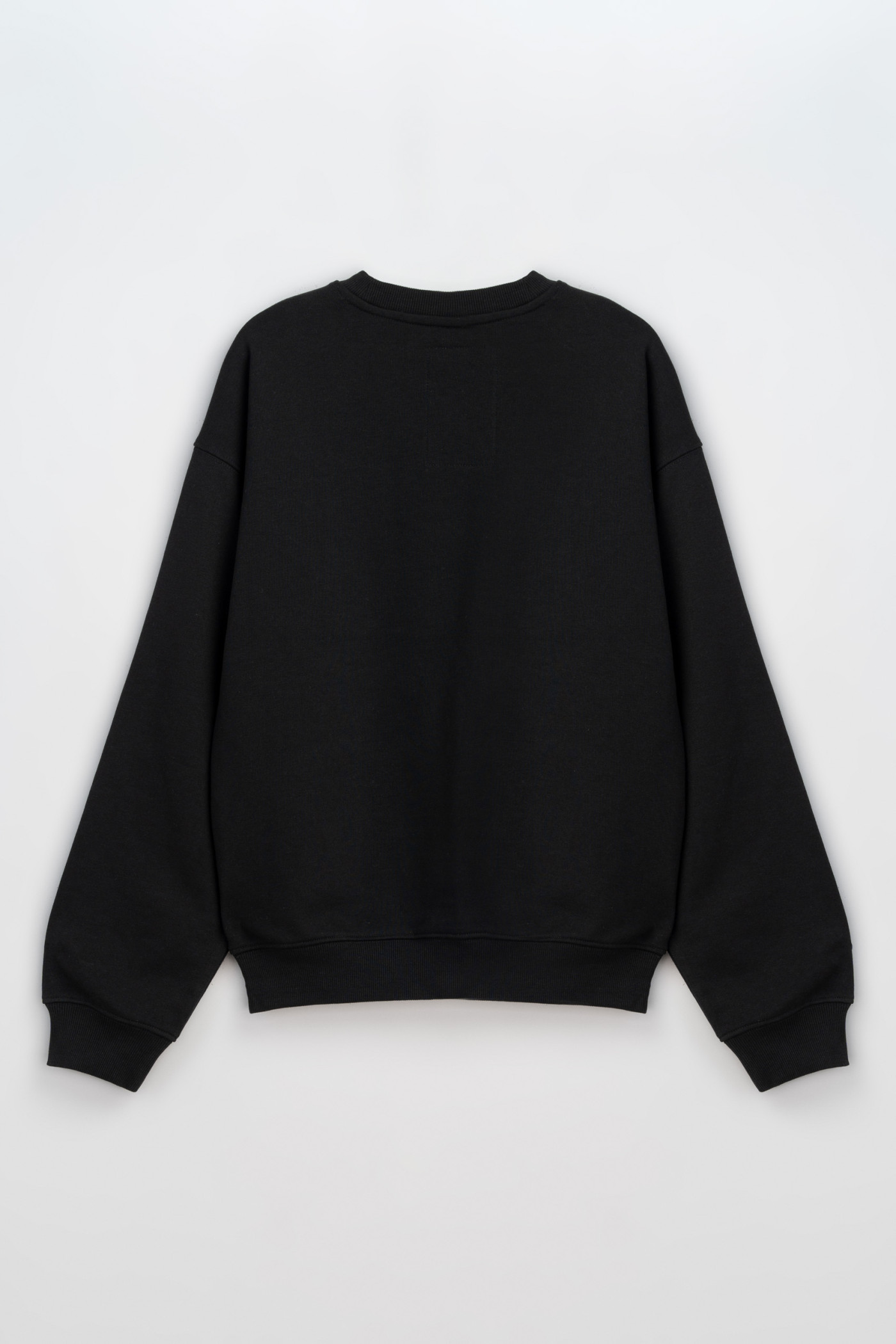 Czarna bluza bez kaptura z minimalistyczną naszywką z przodu