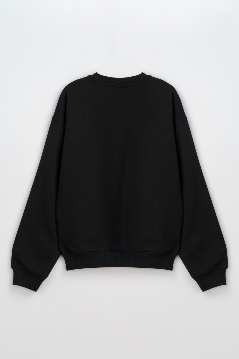 Czarna bluza bez kaptura z minimalistyczną naszywką z przodu