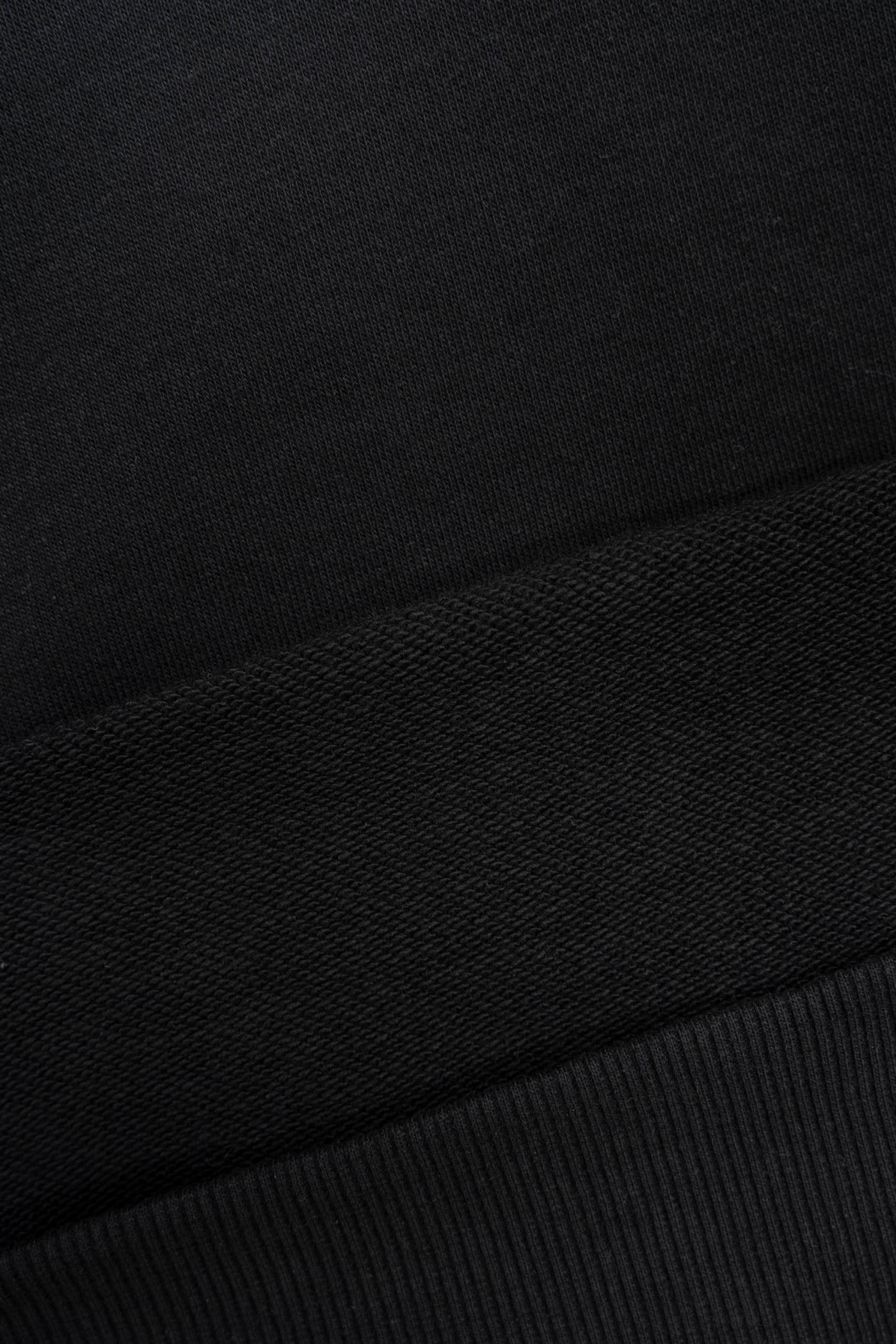Czarna bluza bez kaptura z minimalistyczną naszywką z przodu