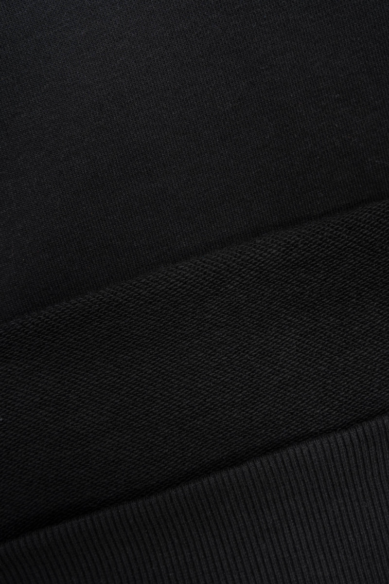 Czarna bluza bez kaptura z minimalistyczną naszywką z przodu