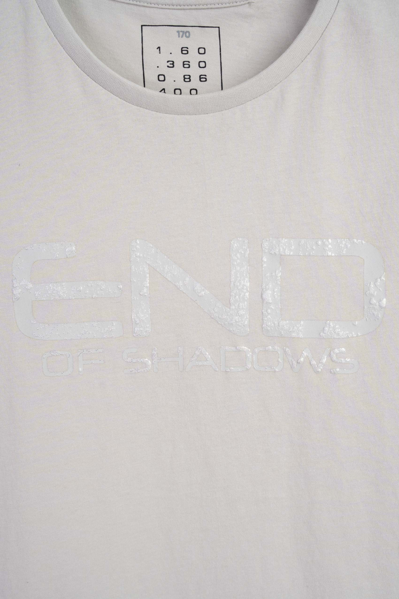 Jasnoszary t-shirt z nadrukiem z przodu