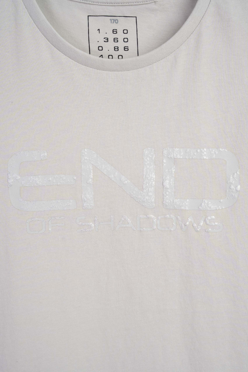 Jasnoszary t-shirt z nadrukiem z przodu
