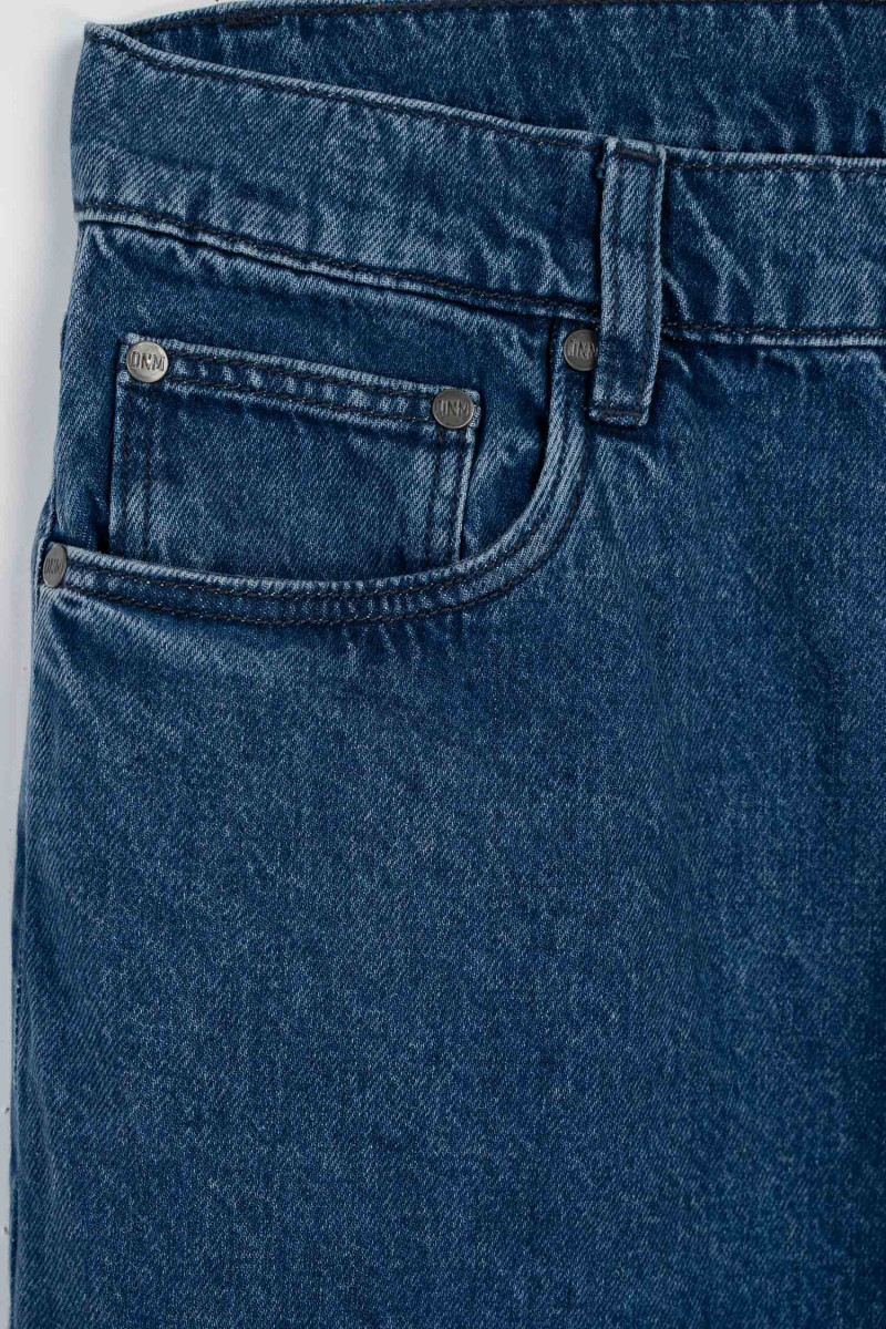 Granatowe spodnie jeansowe o klasycznym kroju