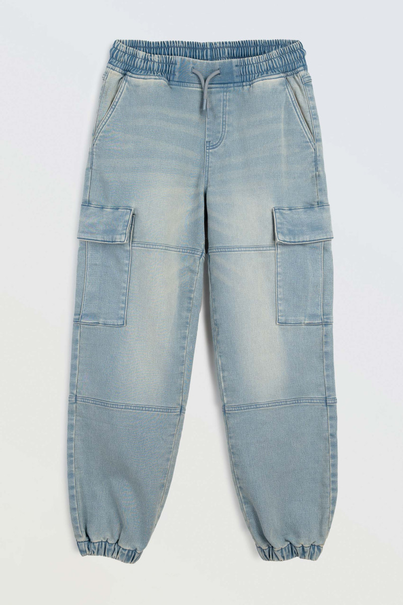 Niebieskie spodnie jeansowe typu joggery z naszywanymi kieszeniami