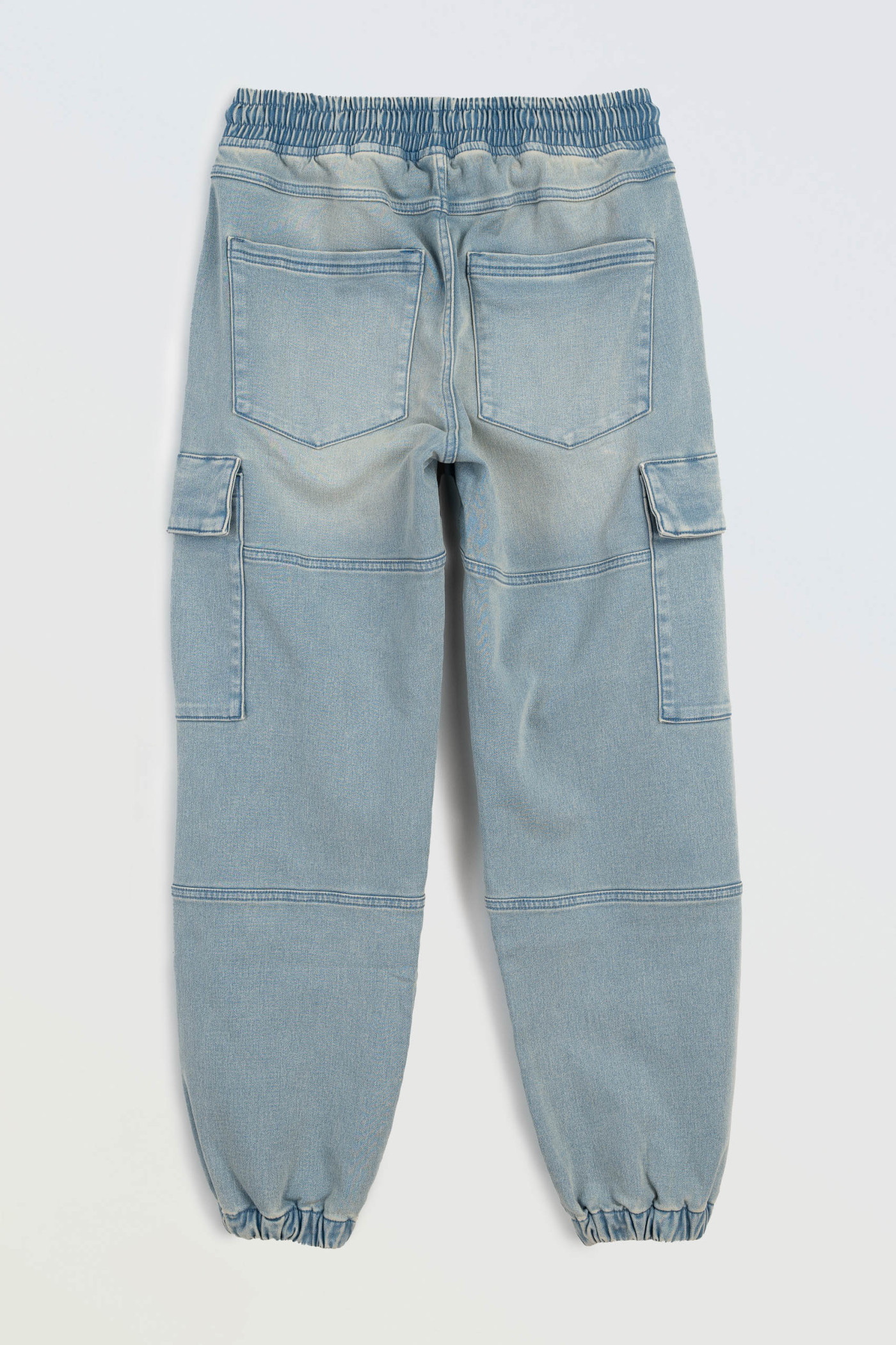Niebieskie spodnie jeansowe typu joggery z naszywanymi kieszeniami
