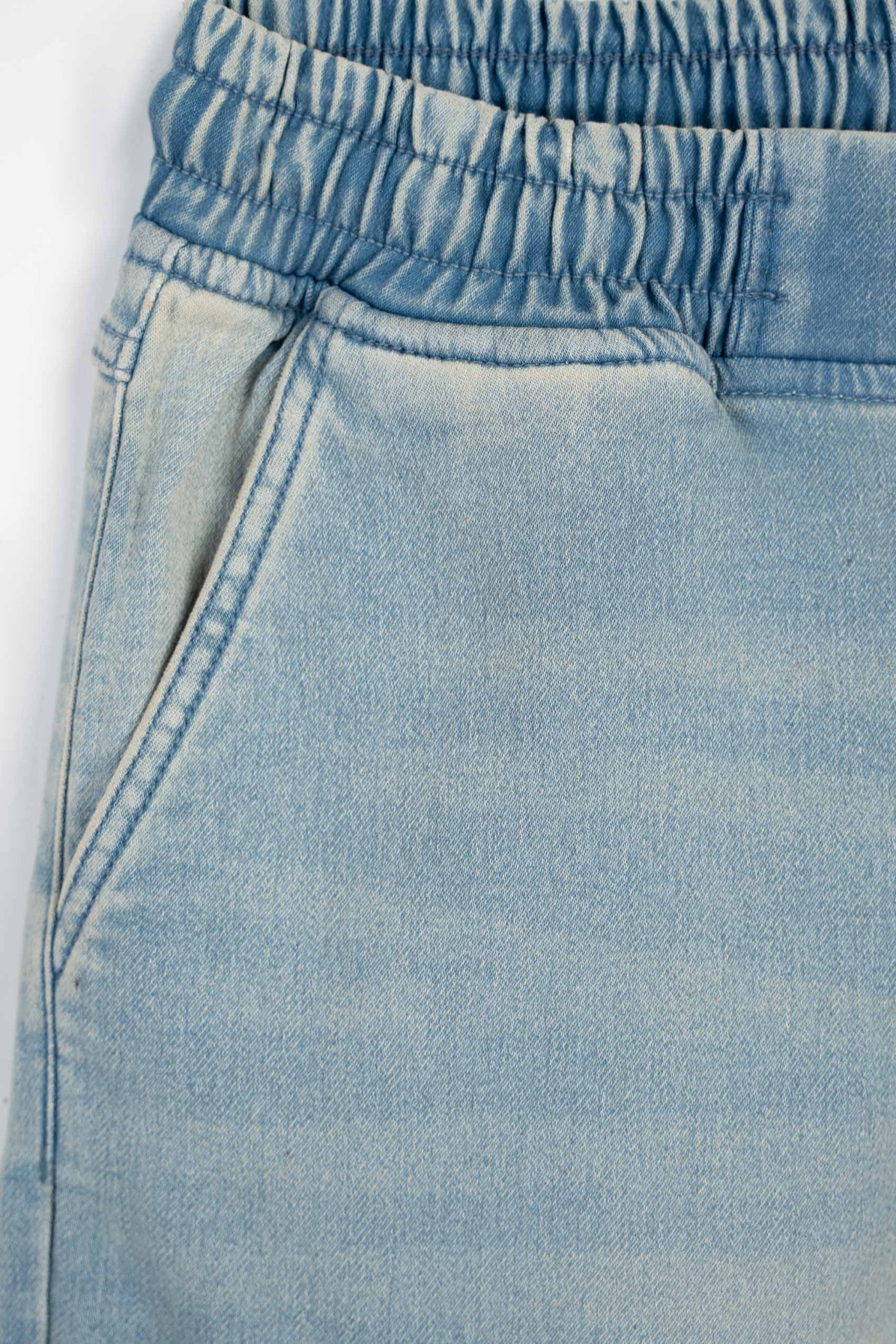 Niebieskie spodnie jeansowe typu joggery z naszywanymi kieszeniami