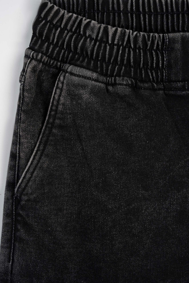 Czarne spodnie jeansowe typu joggery z naszywanymi kieszeniami