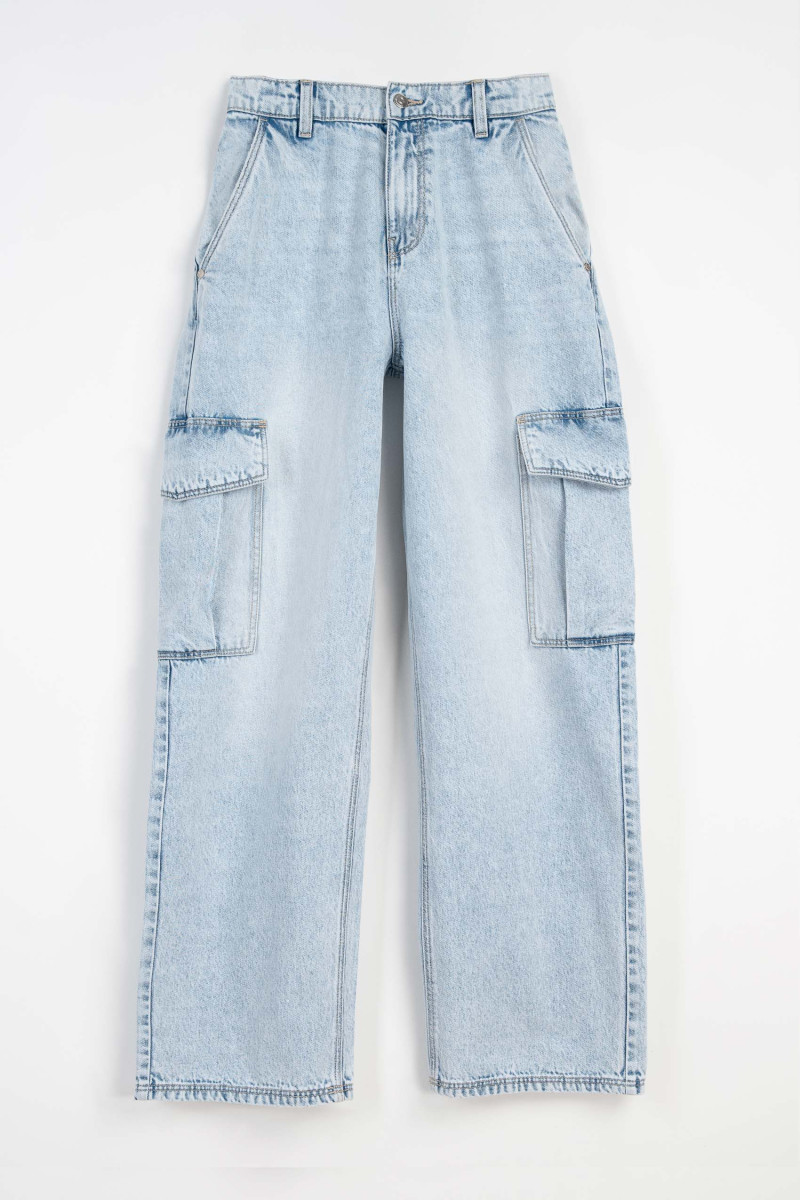 Jasnoniebieskie jeansy typu cargo z prostymi nogawkami