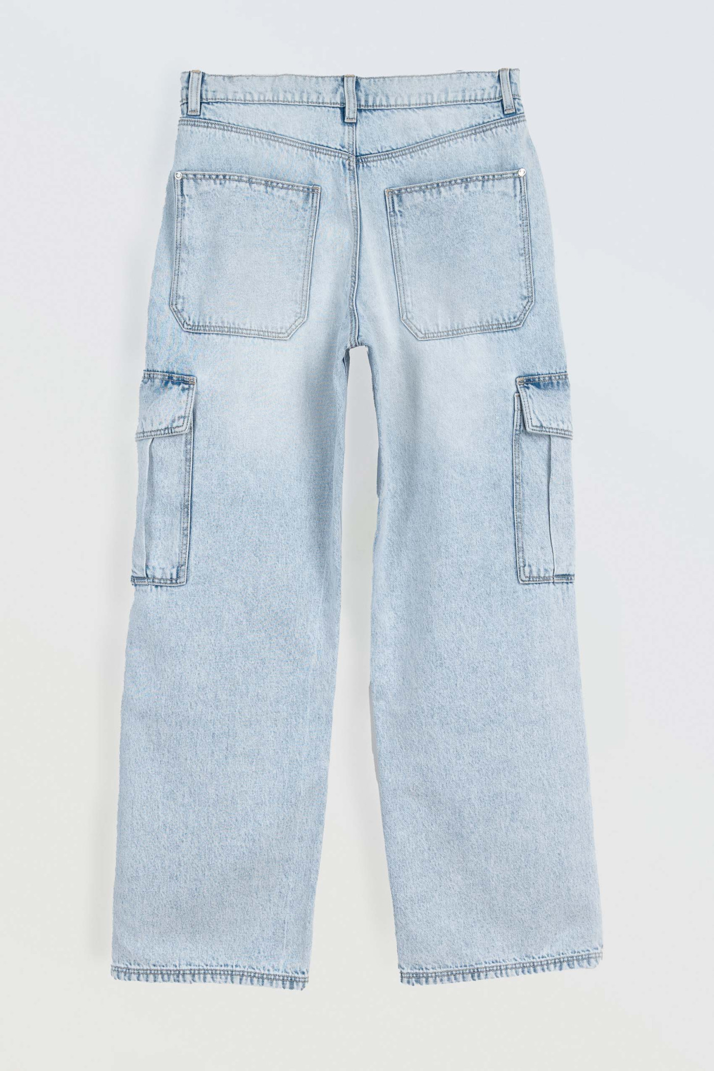 Jasnoniebieskie jeansy typu cargo z prostymi nogawkami