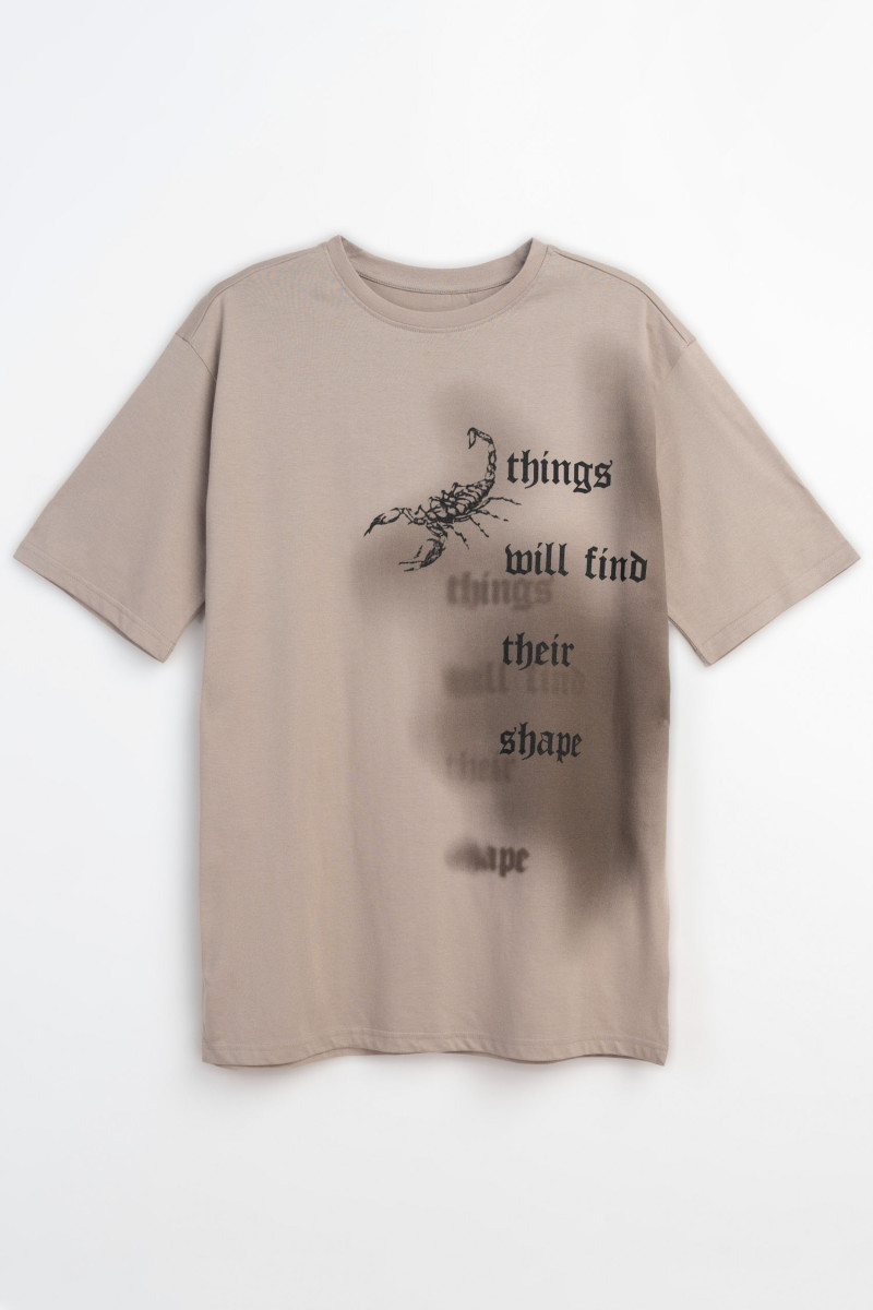 Ciemnobeżowy t-shirt z autorską grafiką z przodu