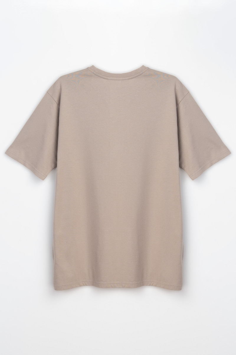 Ciemnobeżowy t-shirt z autorską grafiką z przodu