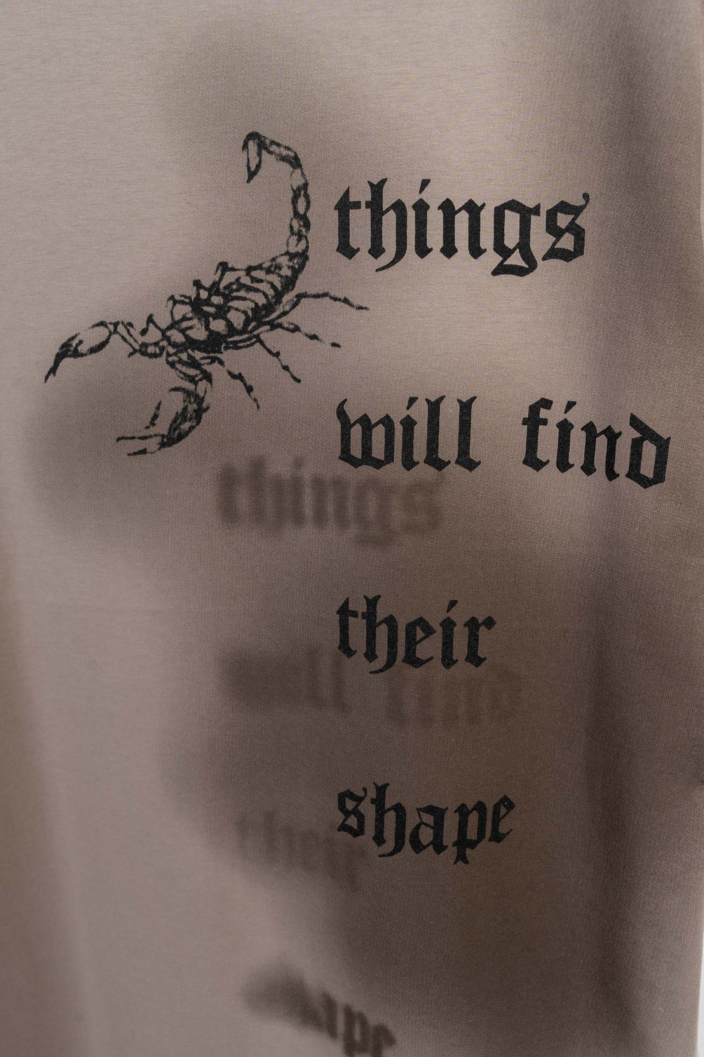 Ciemnobeżowy t-shirt z autorską grafiką z przodu