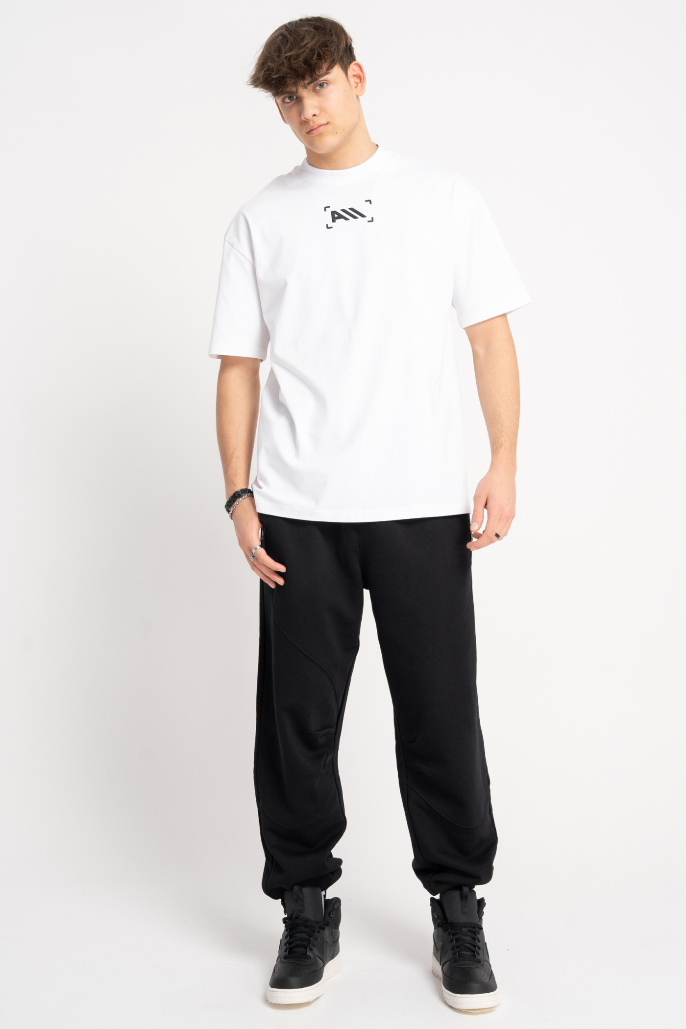 Czarne spodnie dresowe z modnymi cięciami Czarne spodnie dresowe z modnymi cięciami