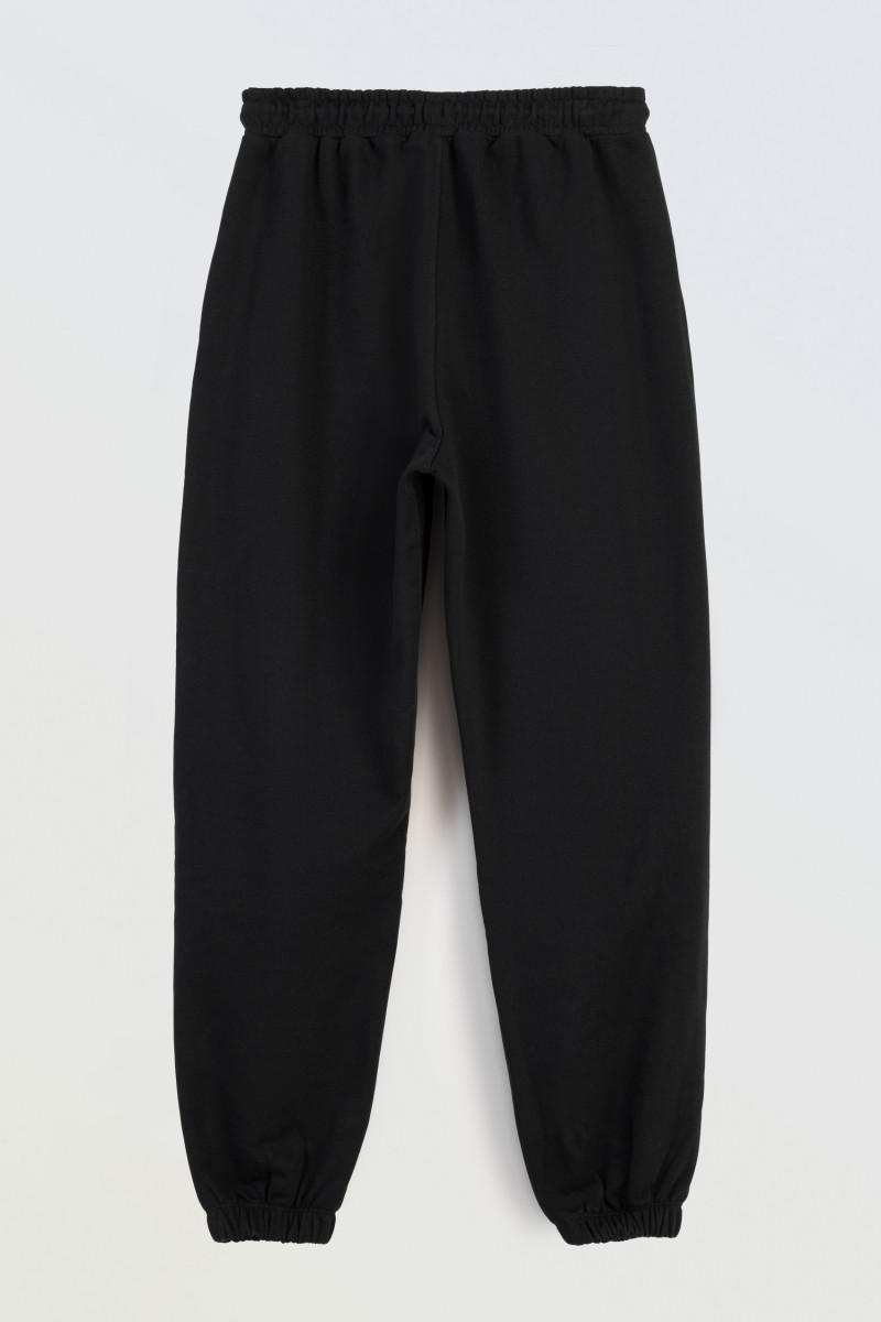 Czarne spodnie dresowe z modnymi cięciami Czarne spodnie dresowe z modnymi cięciami