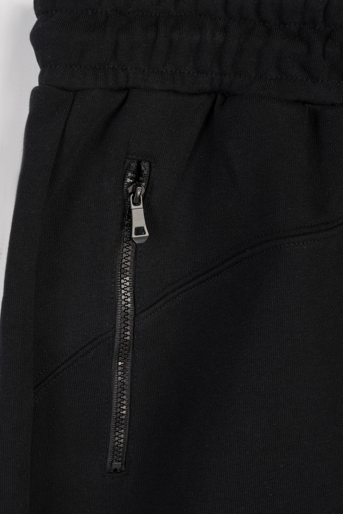 Czarne spodnie dresowe z modnymi cięciami Czarne spodnie dresowe z modnymi cięciami