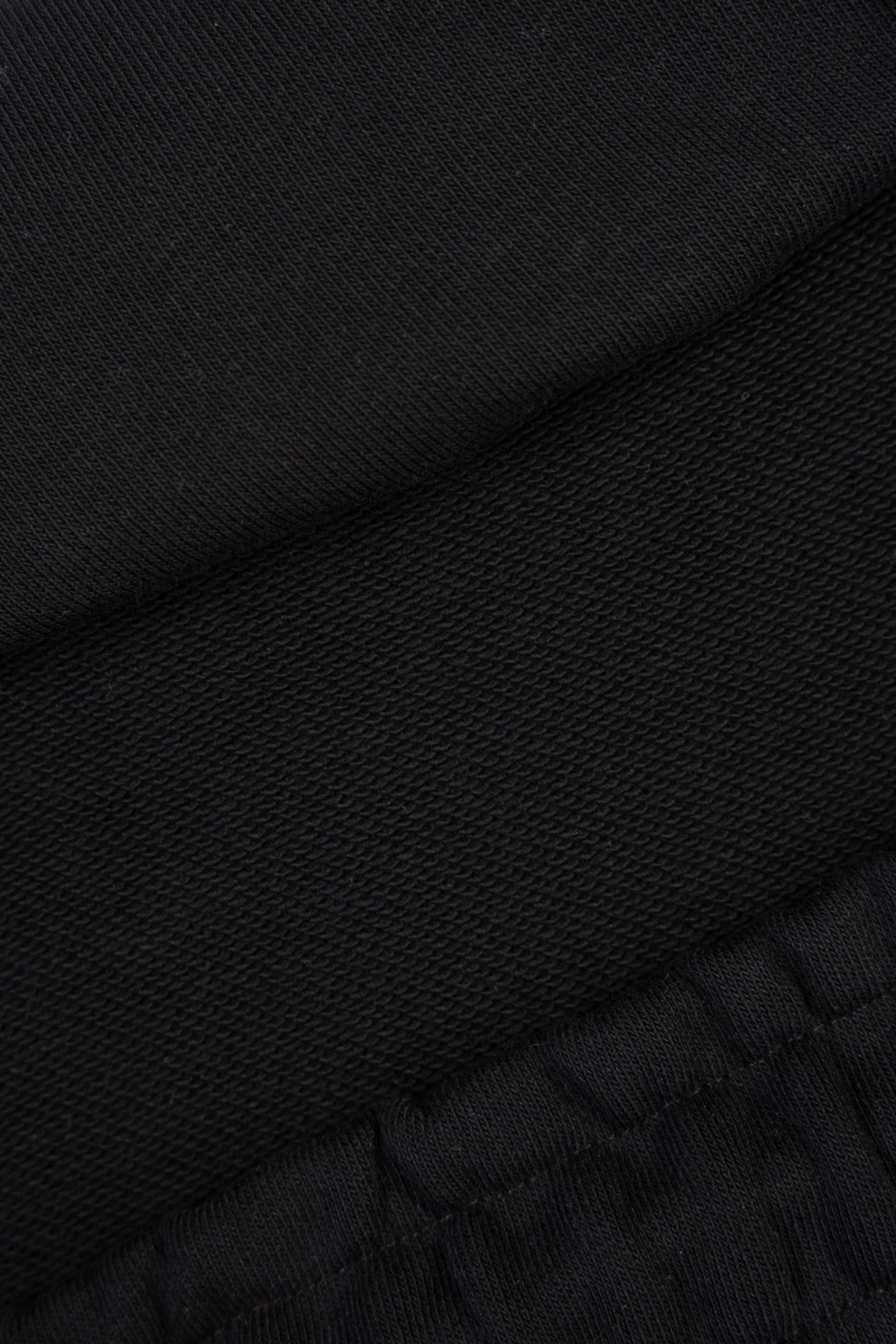 Czarne spodnie dresowe z modnymi cięciami Czarne spodnie dresowe z modnymi cięciami