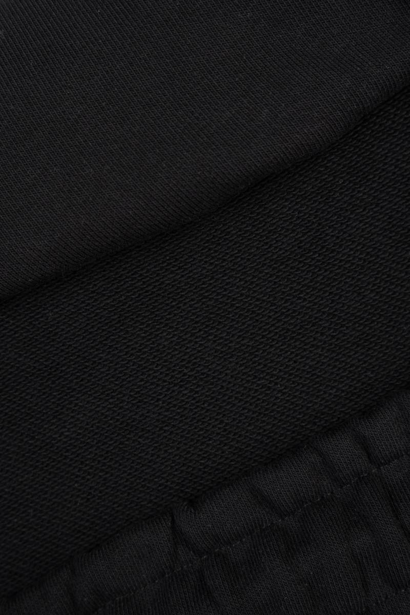 Czarne spodnie dresowe z modnymi cięciami Czarne spodnie dresowe z modnymi cięciami