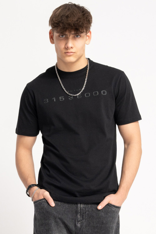 Czarny t-shirt z kontrastowym nadrukiem z przodu