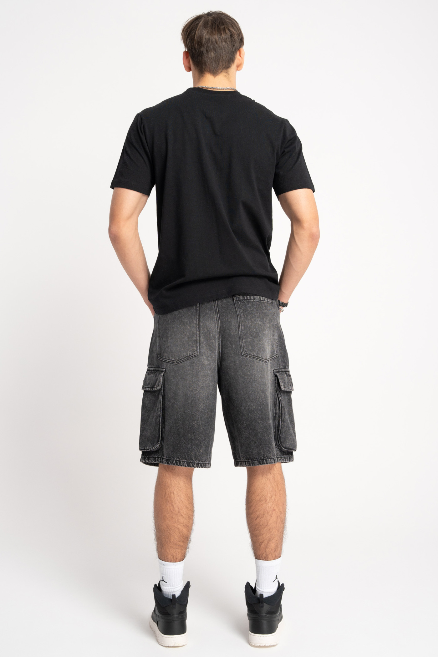 Czarny t-shirt z kontrastowym nadrukiem z przodu