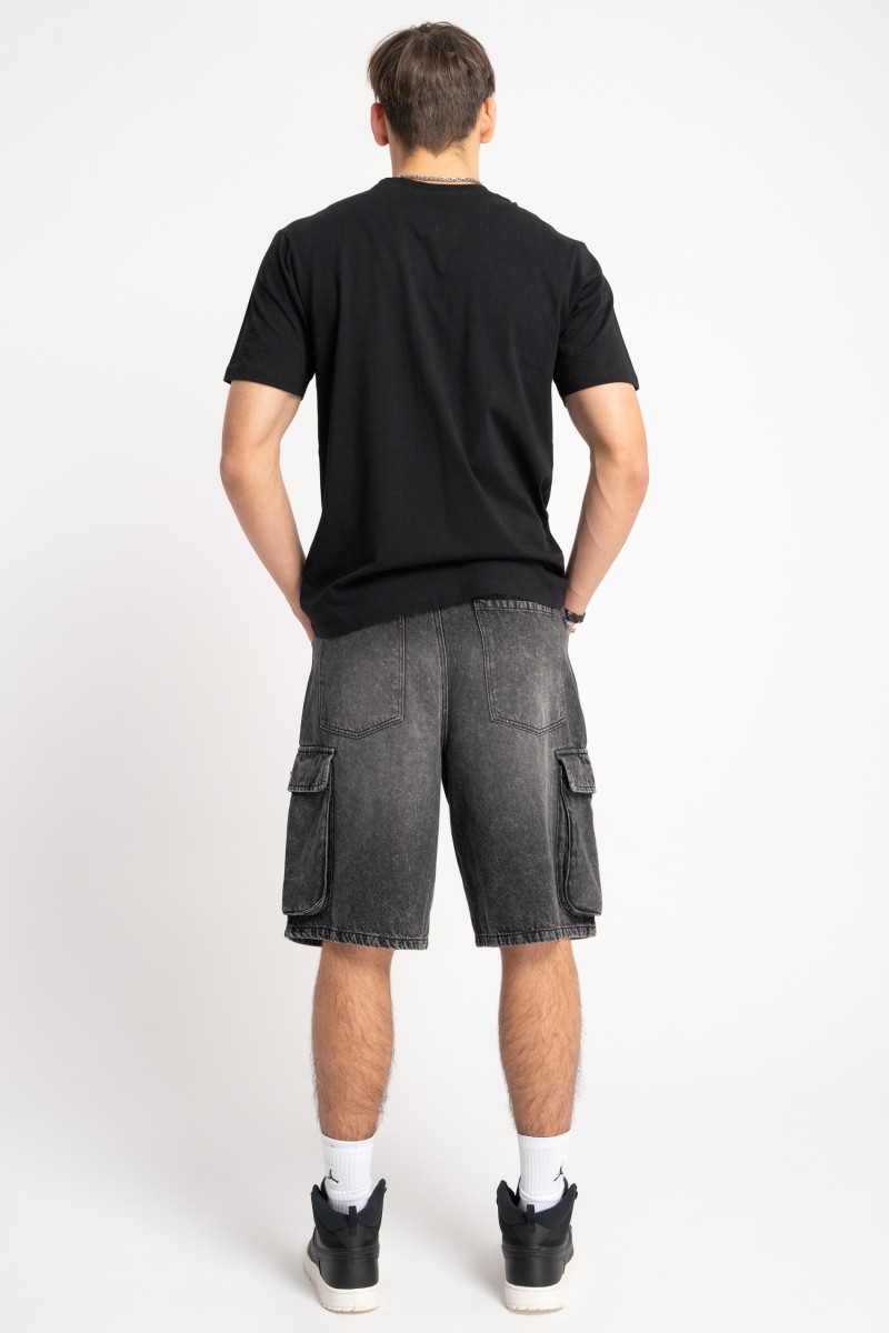 Czarny t-shirt z kontrastowym nadrukiem z przodu