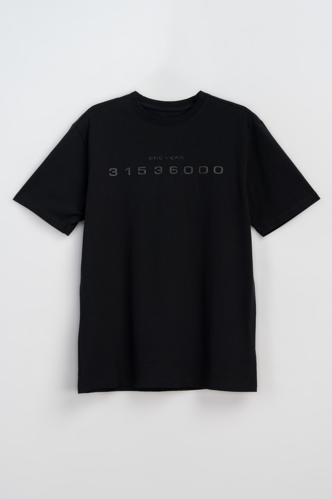 Czarny t-shirt z kontrastowym nadrukiem z przodu