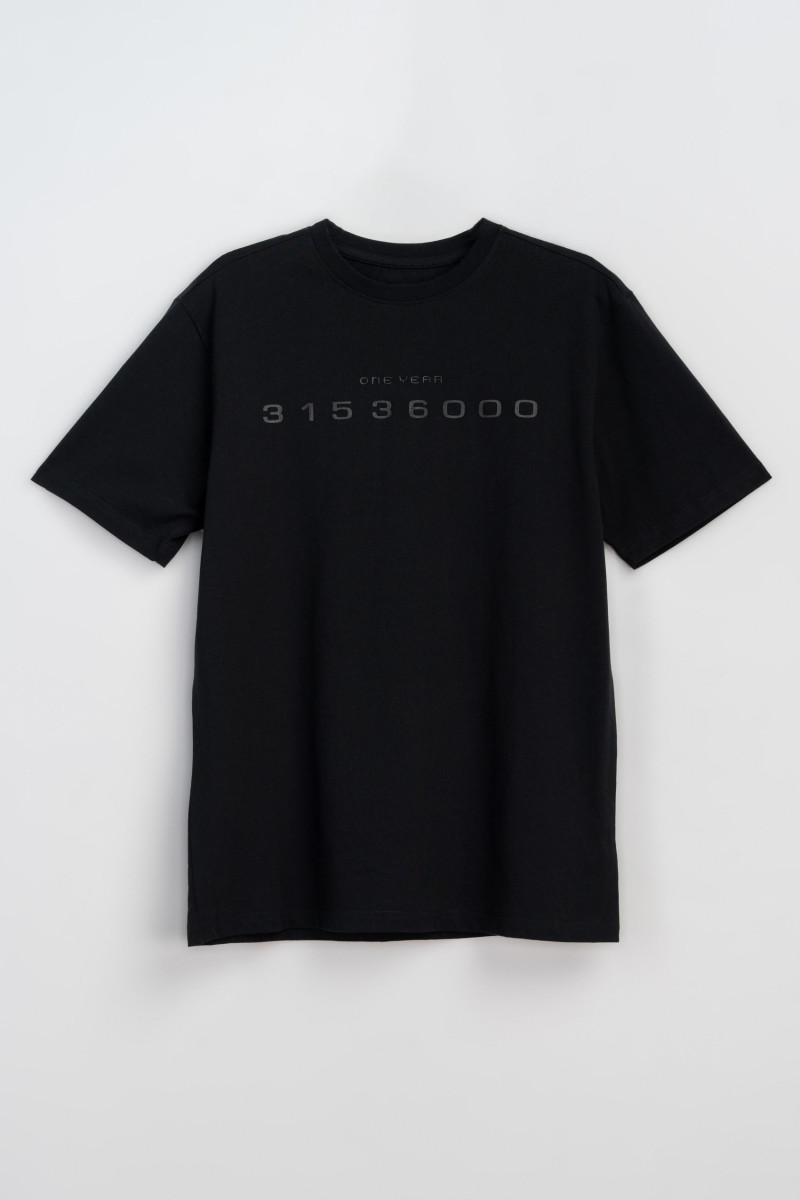 Czarny t-shirt z kontrastowym nadrukiem z przodu