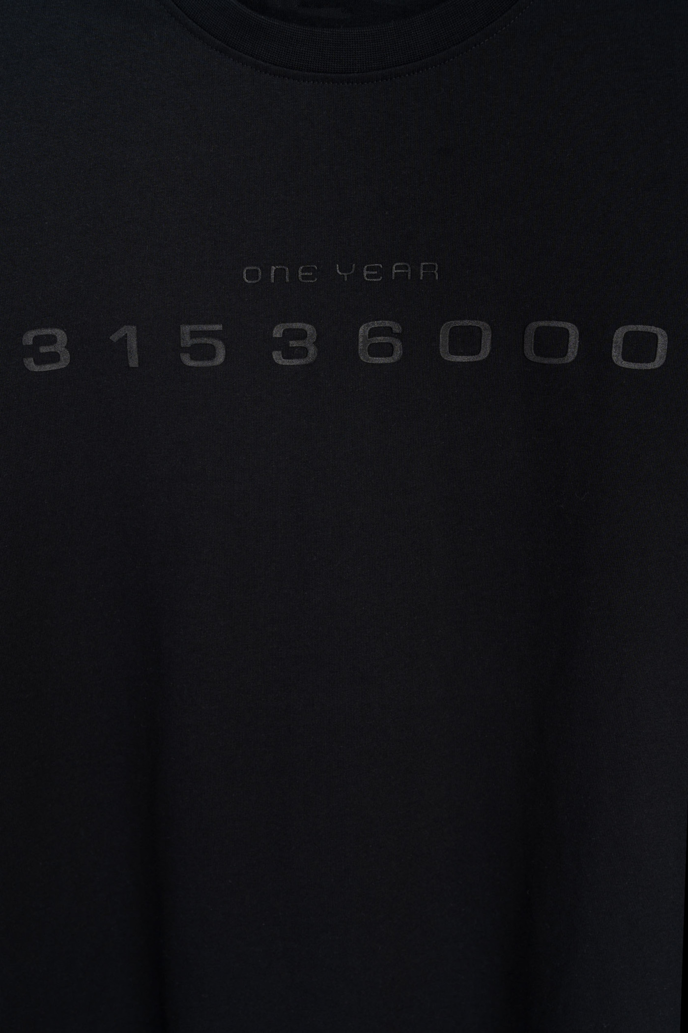 Czarny t-shirt z kontrastowym nadrukiem z przodu