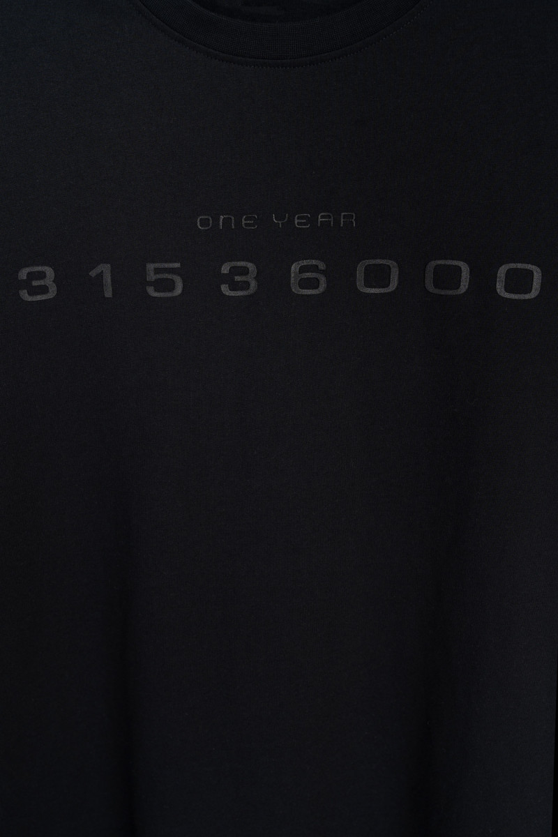 Czarny t-shirt z kontrastowym nadrukiem z przodu