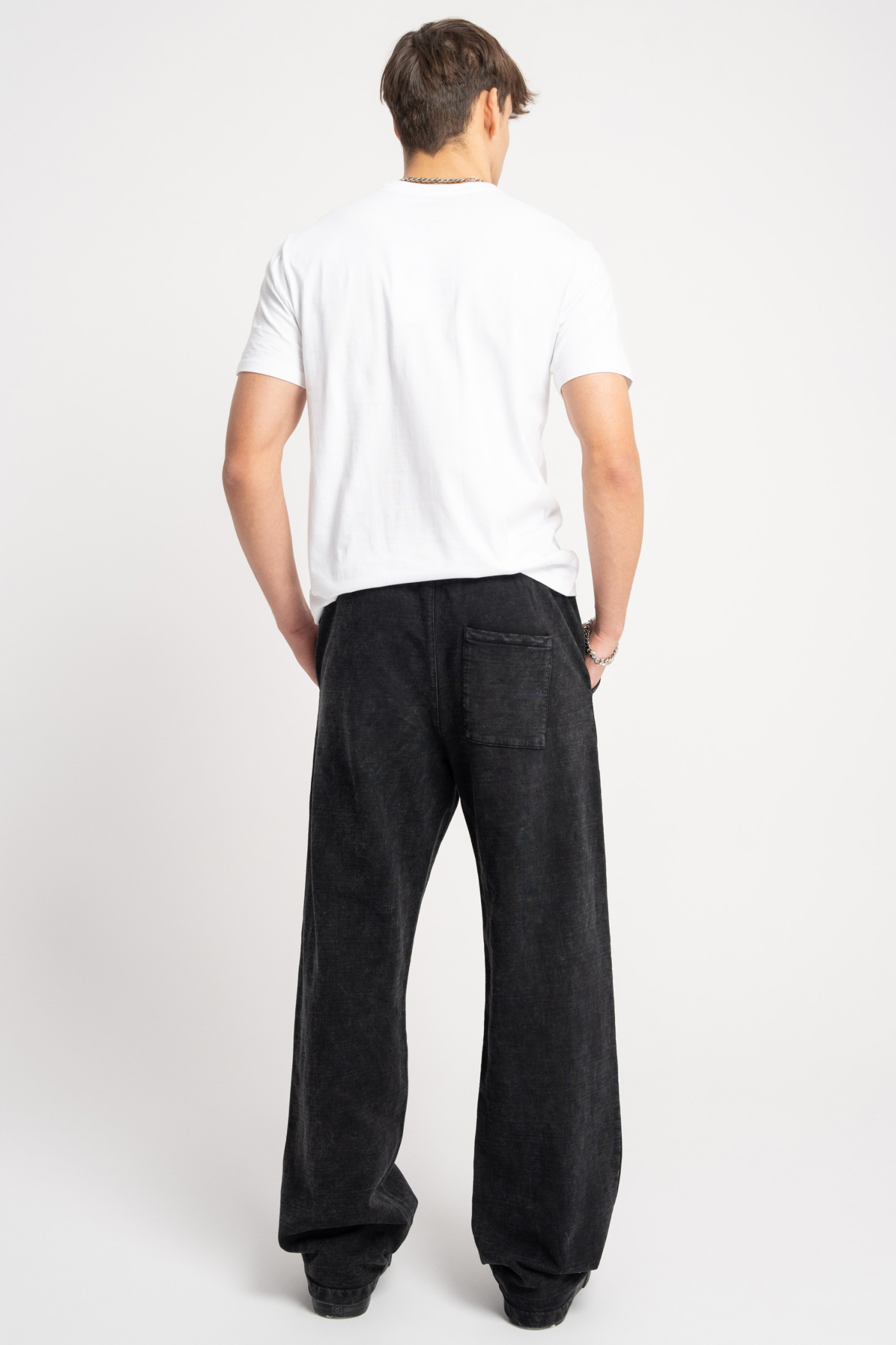 Biały t-shirt z kontrastowym nadrukiem z przodu