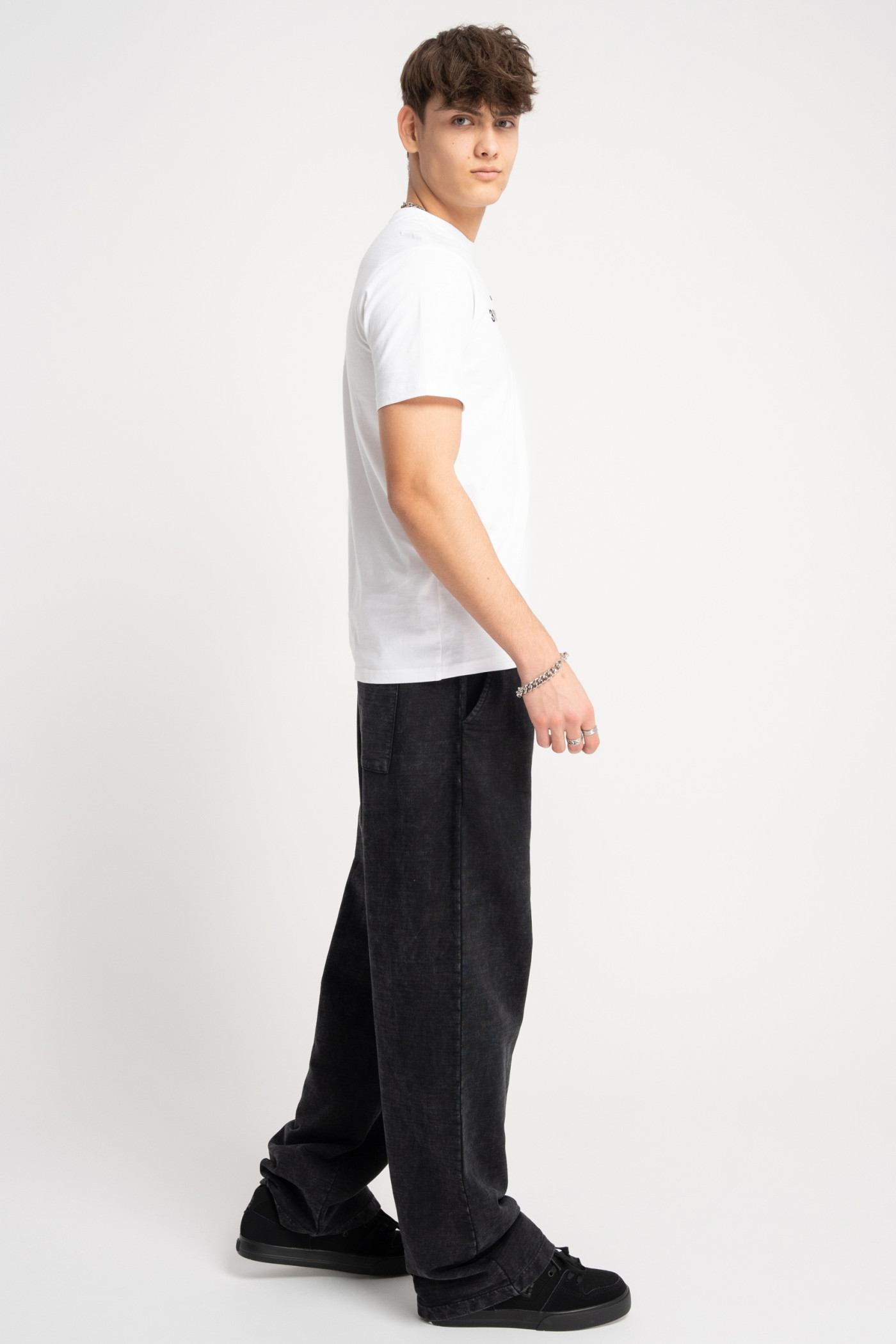 Biały t-shirt z kontrastowym nadrukiem z przodu