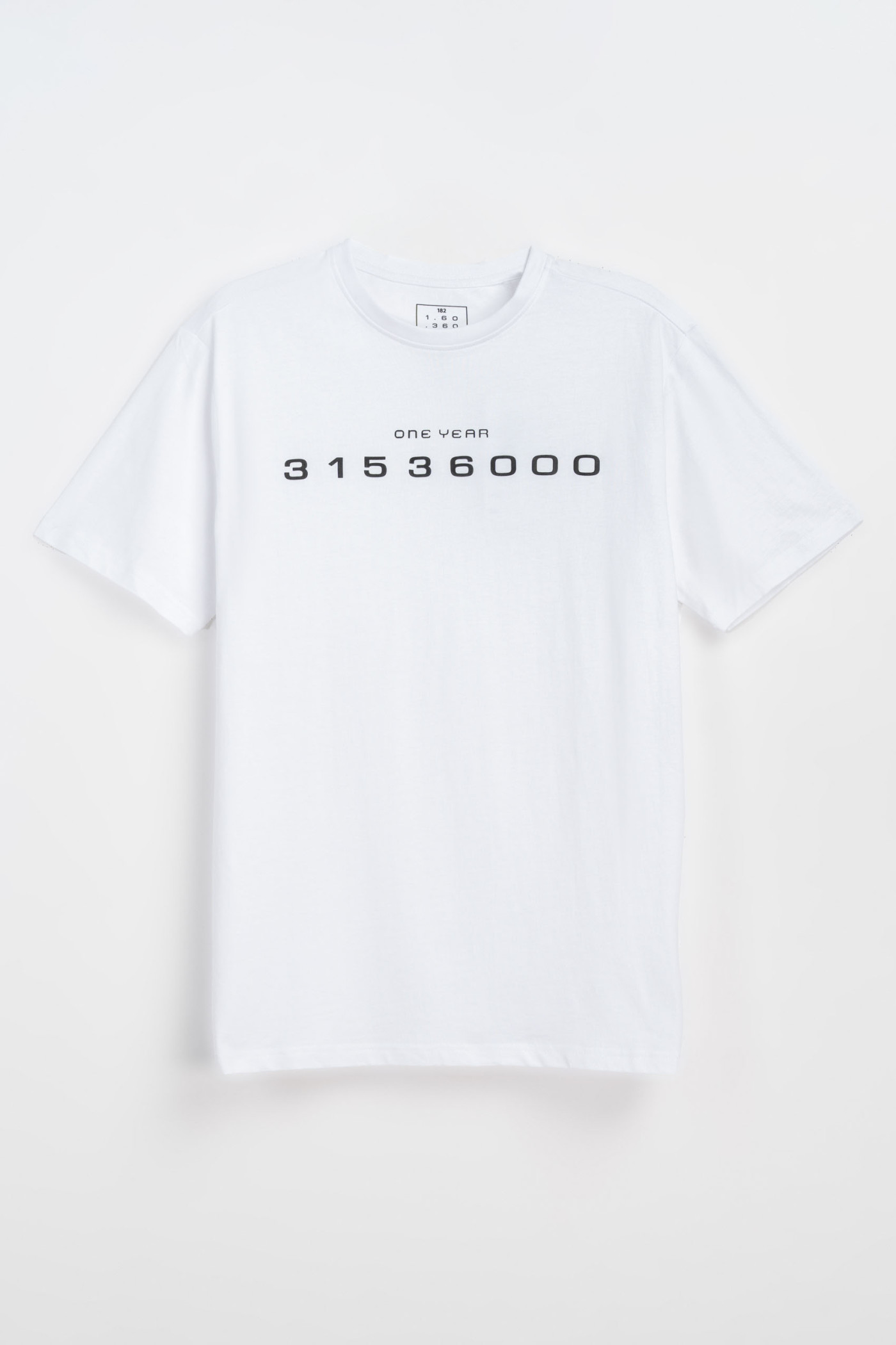 Biały t-shirt z kontrastowym nadrukiem z przodu