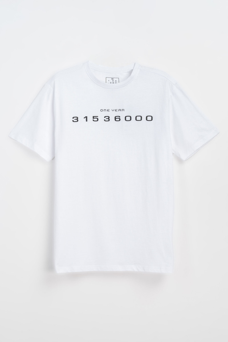 Biały t-shirt z kontrastowym nadrukiem z przodu