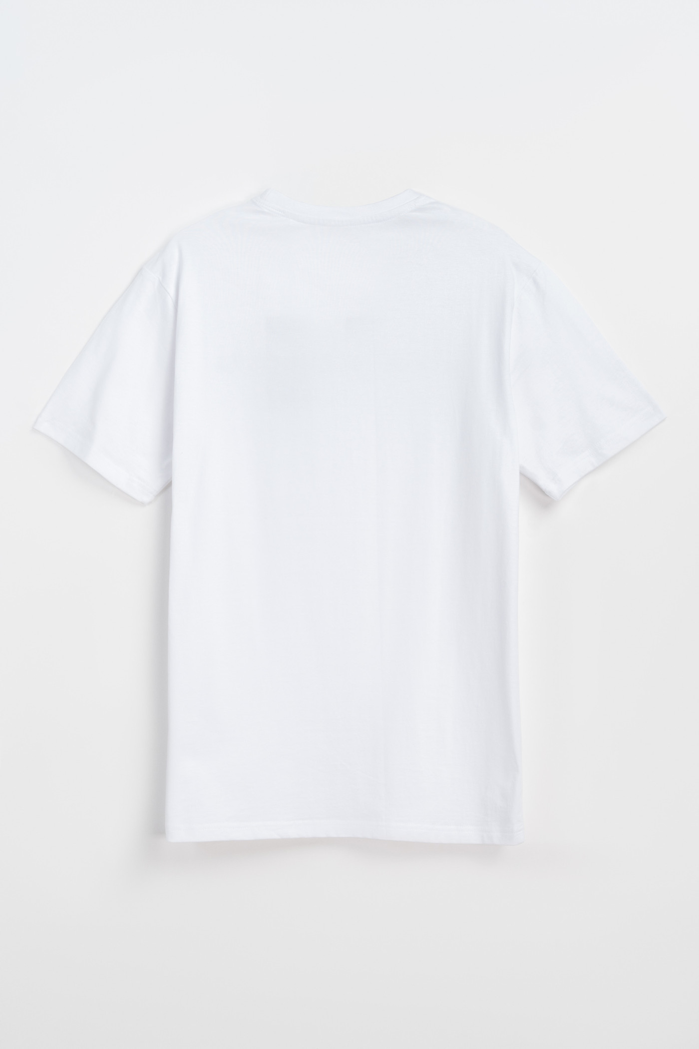 Biały t-shirt z kontrastowym nadrukiem z przodu