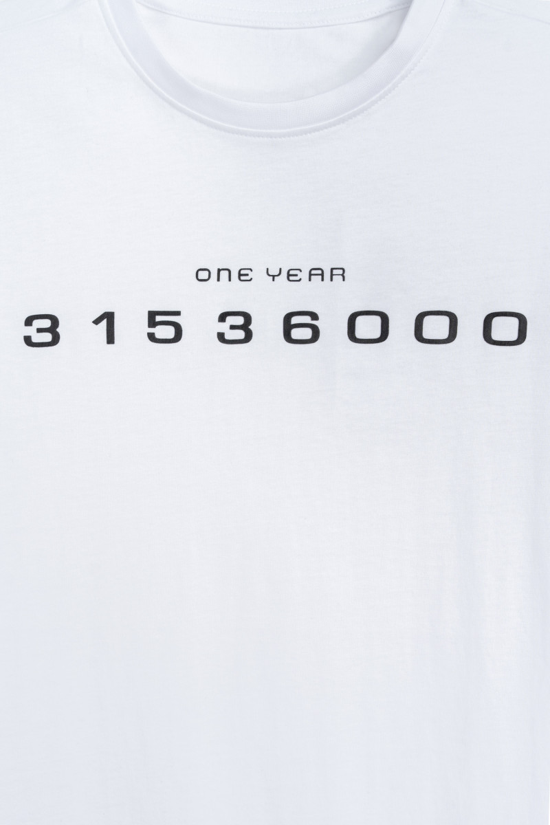 Biały t-shirt z kontrastowym nadrukiem z przodu