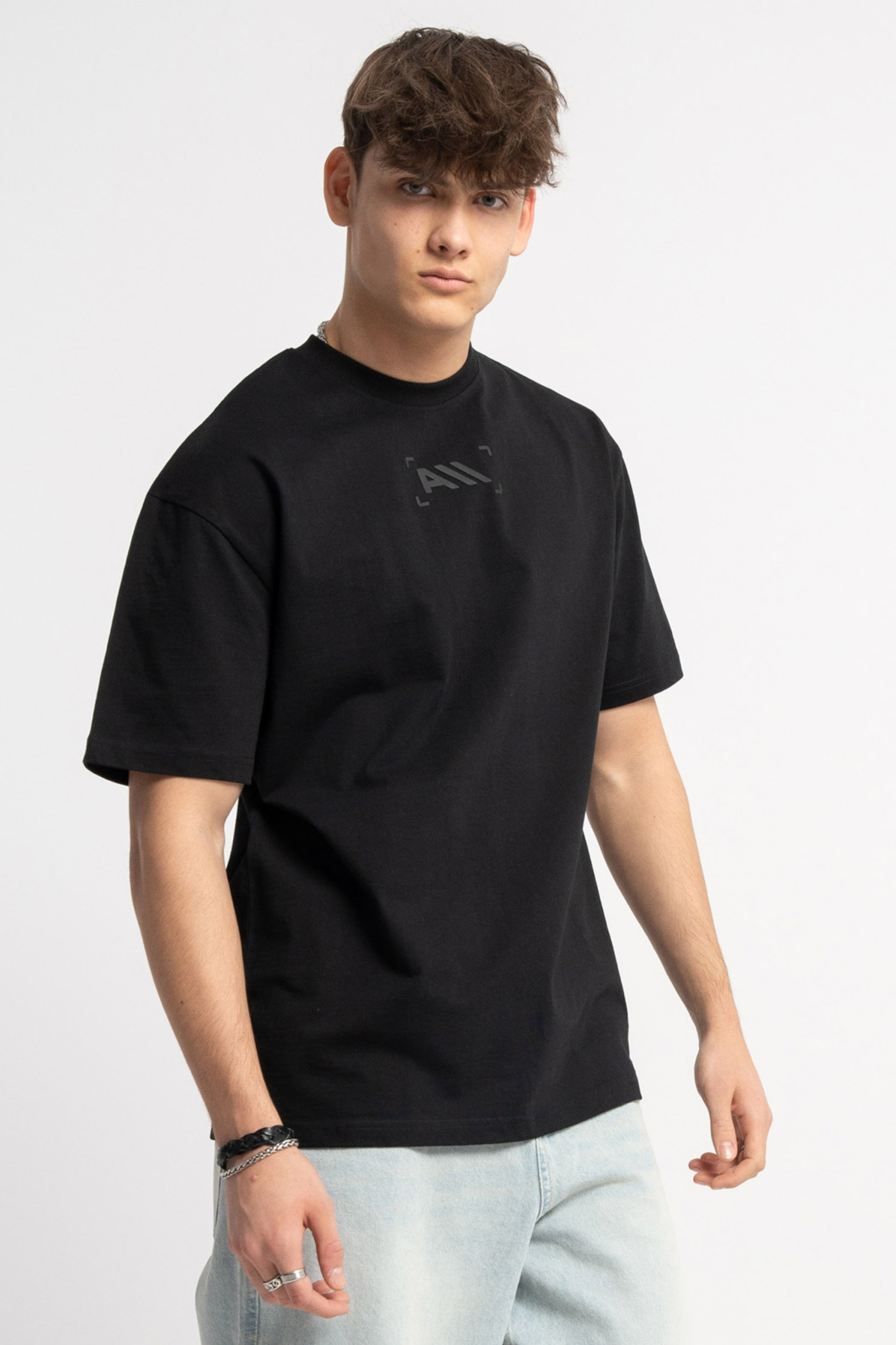 Czarny t-shirt z minimalistycznym nadrukiem pod szyją