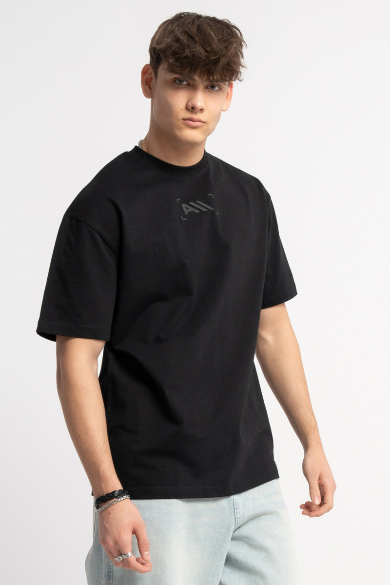 Czarny t-shirt z minimalistycznym nadrukiem pod szyją