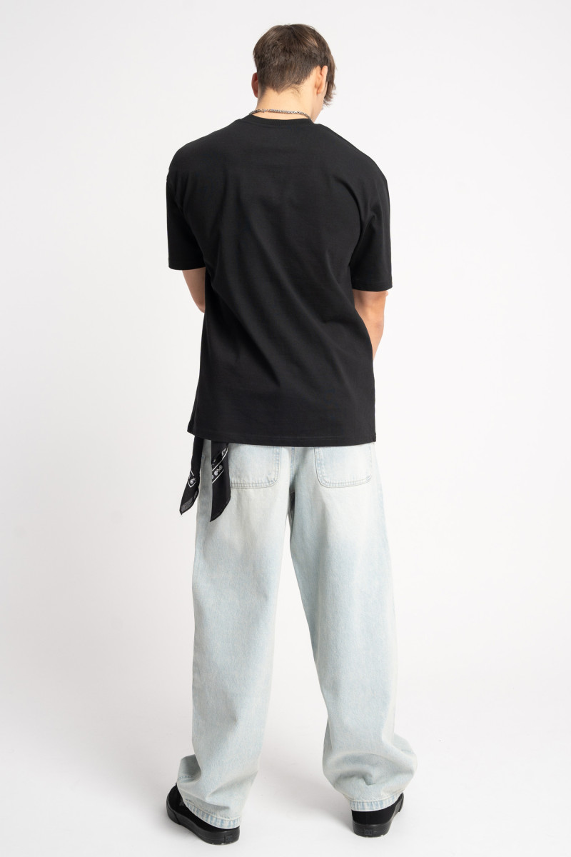 Czarny t-shirt z minimalistycznym nadrukiem pod szyją