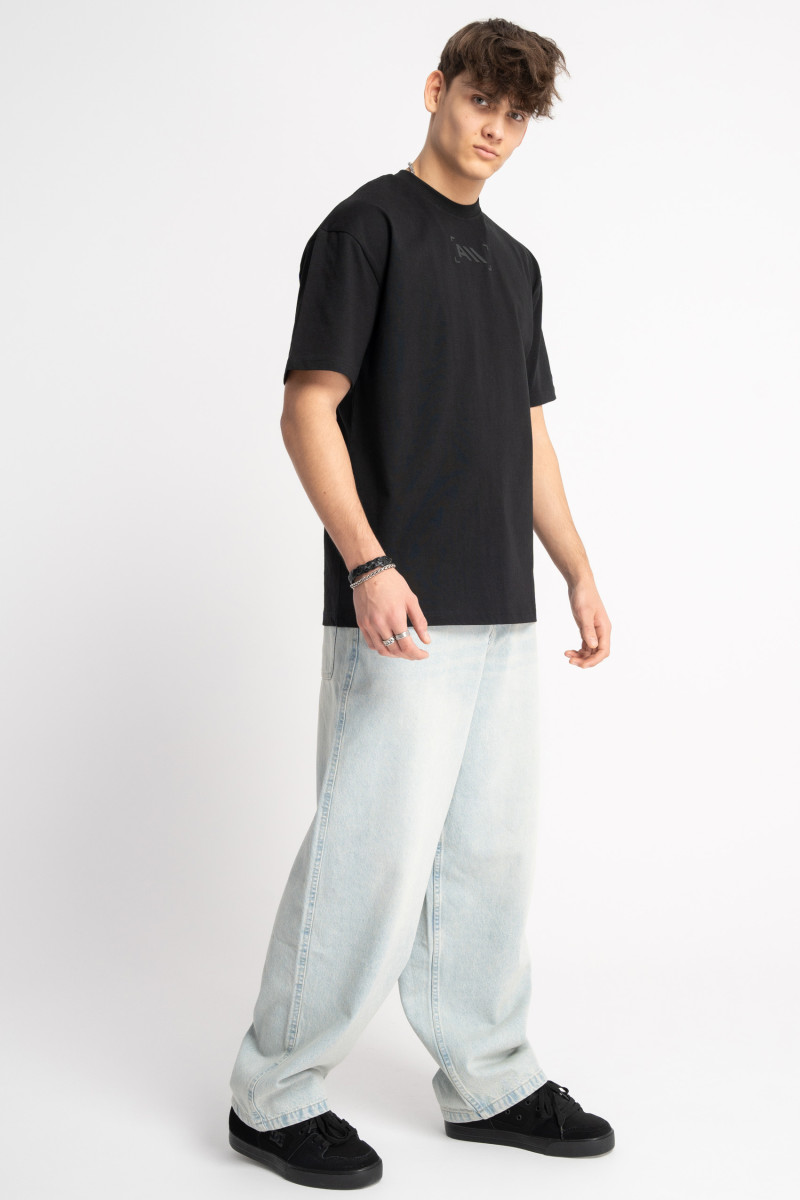 Czarny t-shirt z minimalistycznym nadrukiem pod szyją