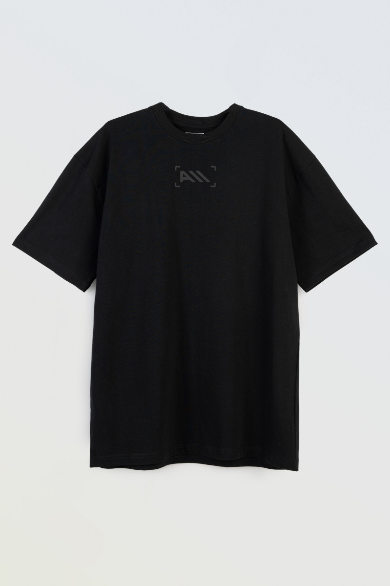 Czarny t-shirt z minimalistycznym nadrukiem pod szyją