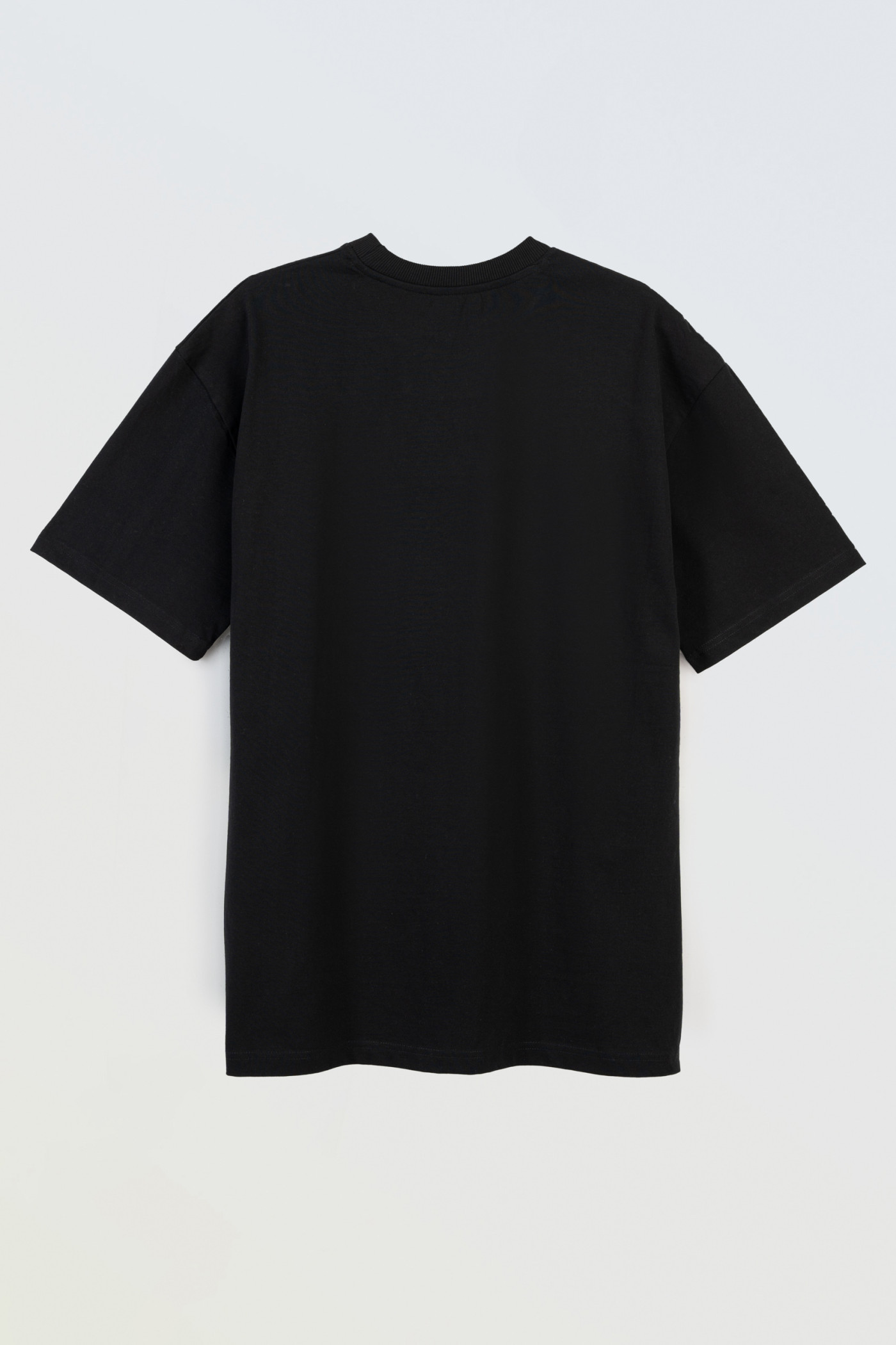 Czarny t-shirt z minimalistycznym nadrukiem pod szyją