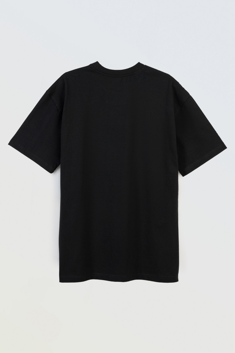 Czarny t-shirt z minimalistycznym nadrukiem pod szyją