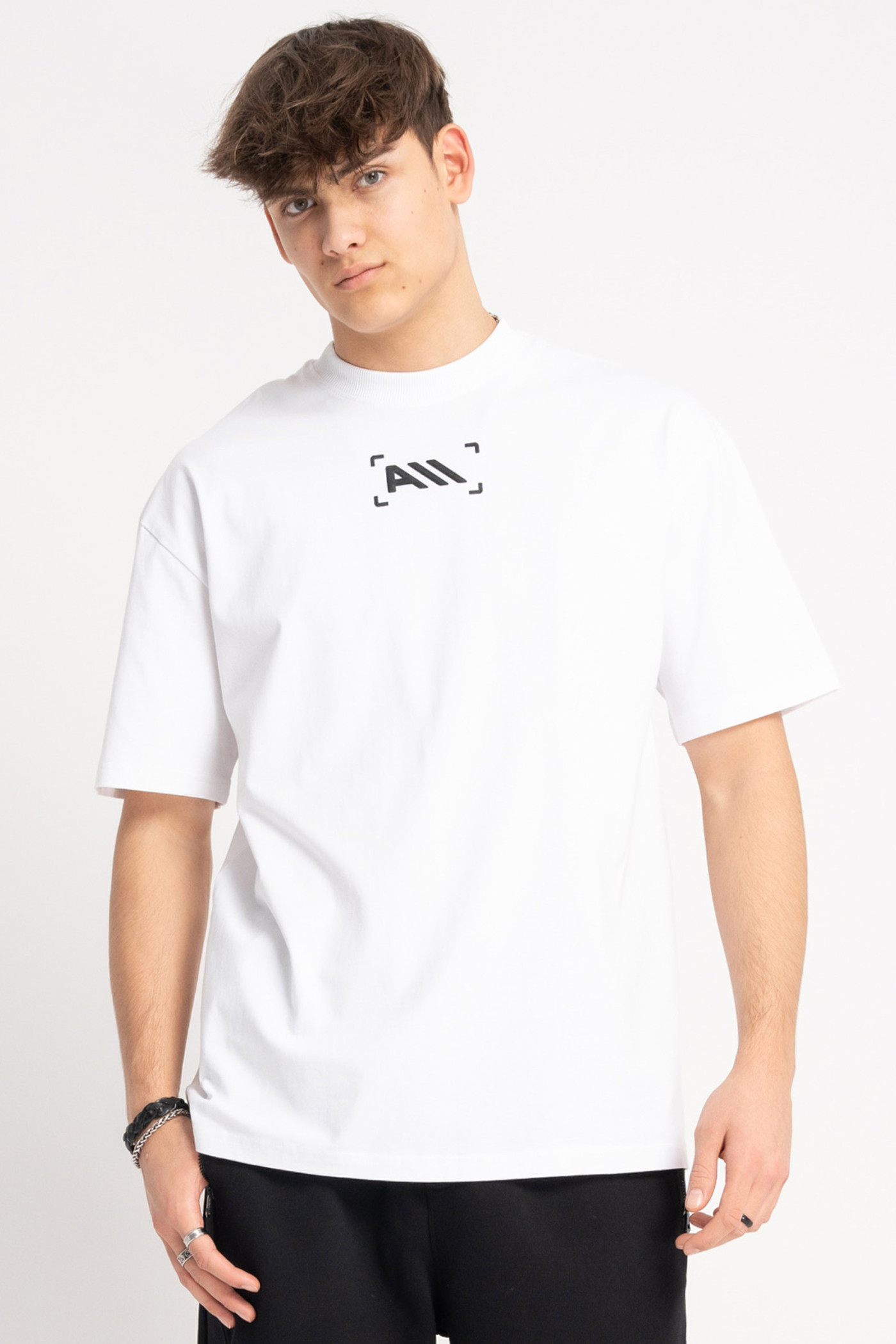 Biały t-shirt z minimalistycznym nadrukiem pod szyją Biały t-shirt z minimalistycznym nadrukiem pod szyją