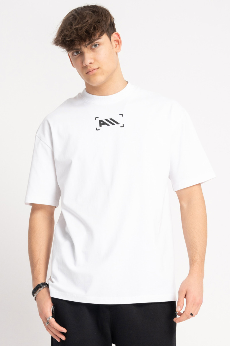 Biały t-shirt z minimalistycznym nadrukiem pod szyją Biały t-shirt z minimalistycznym nadrukiem pod szyją
